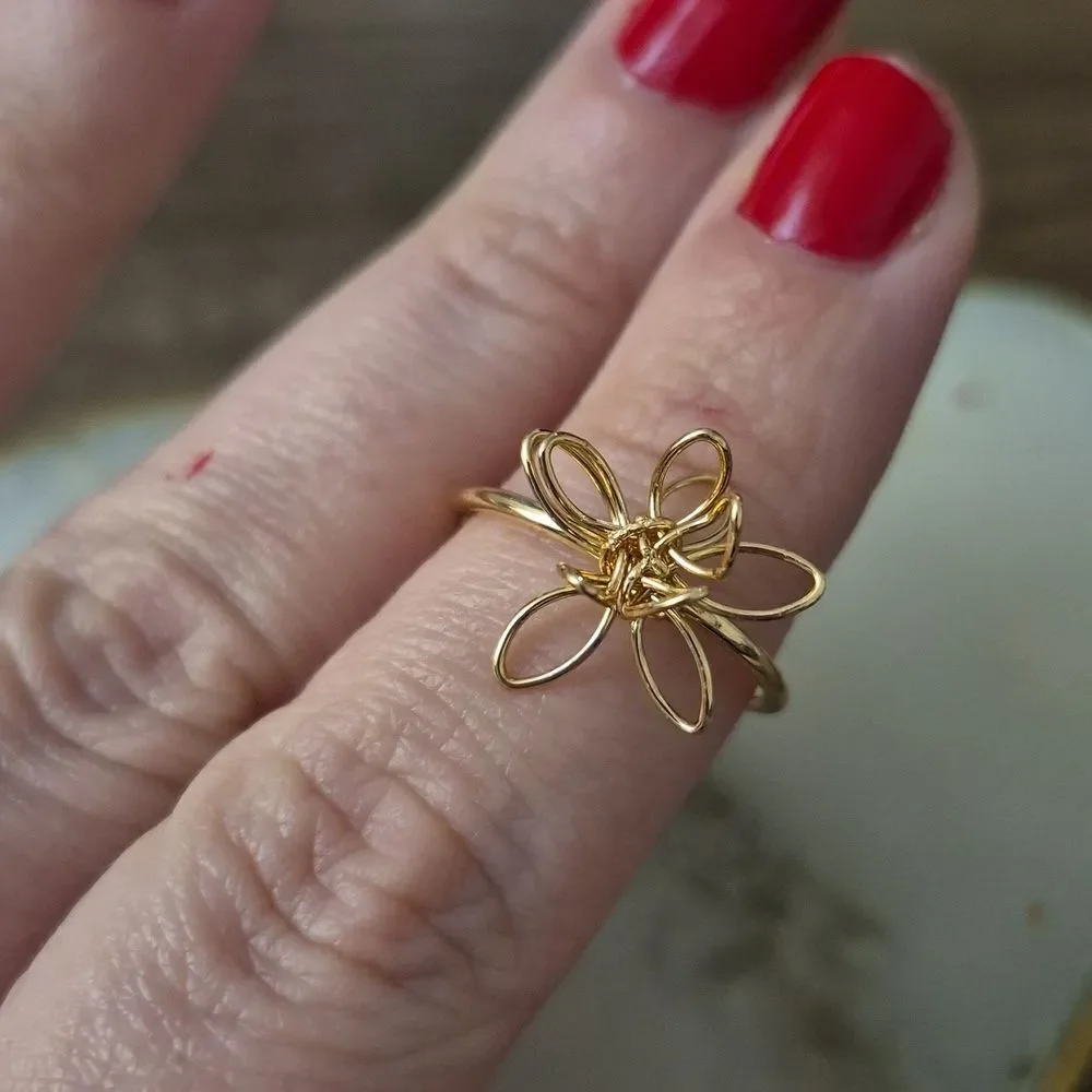 ♡♡♡Handcrafted Gold-Tone Wire Flower Ring